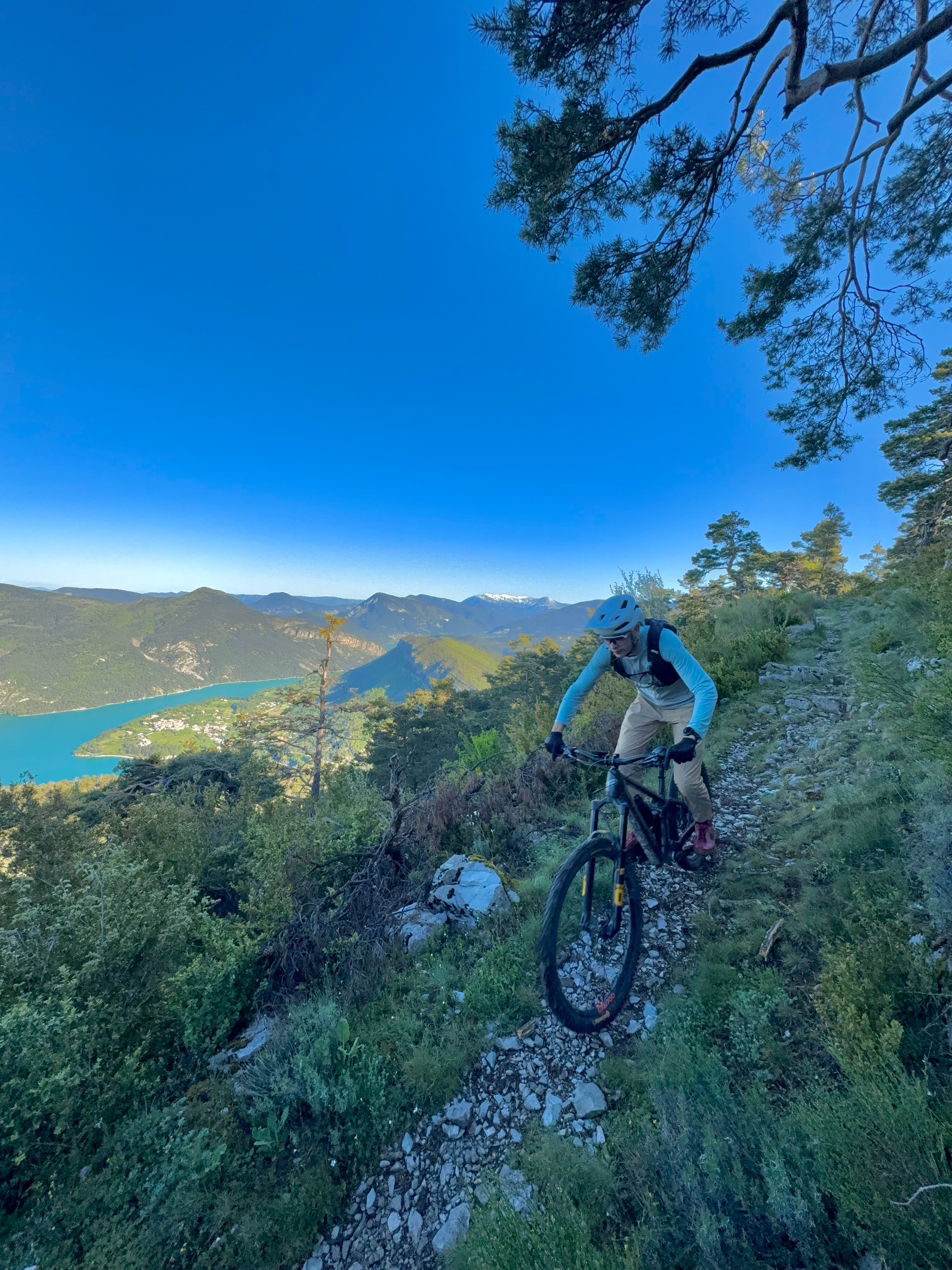 Lac de Castillon en arrière-plan