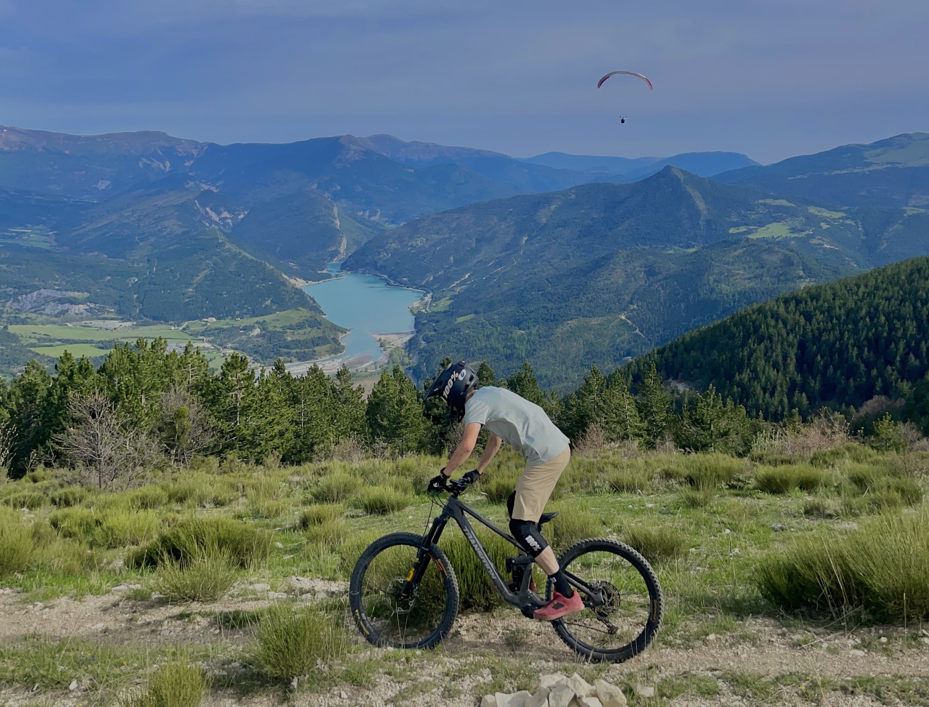 Single track au-dessus du lac